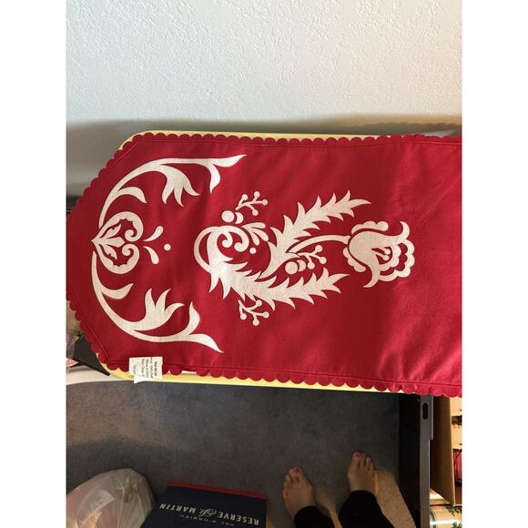 Red Felt Christmas Snowflake Table Runner NIP Reversible - Picture 1 of 2